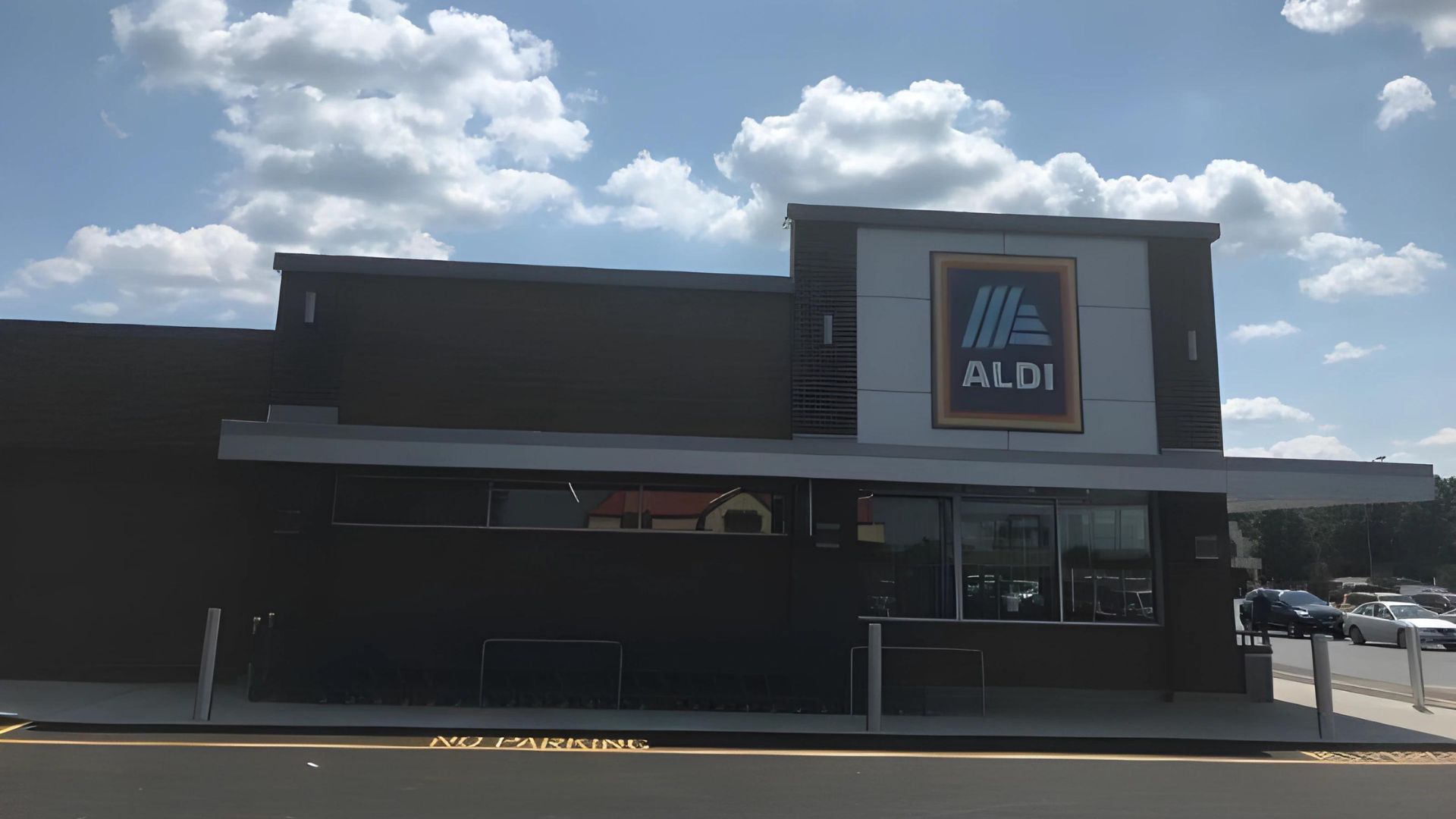 Aldi Grocery Store Salem OH Front of Building