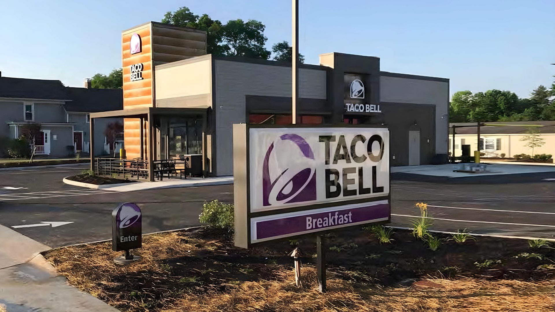 Taco Bell Garrettsville OH Overall Building View and Entrances