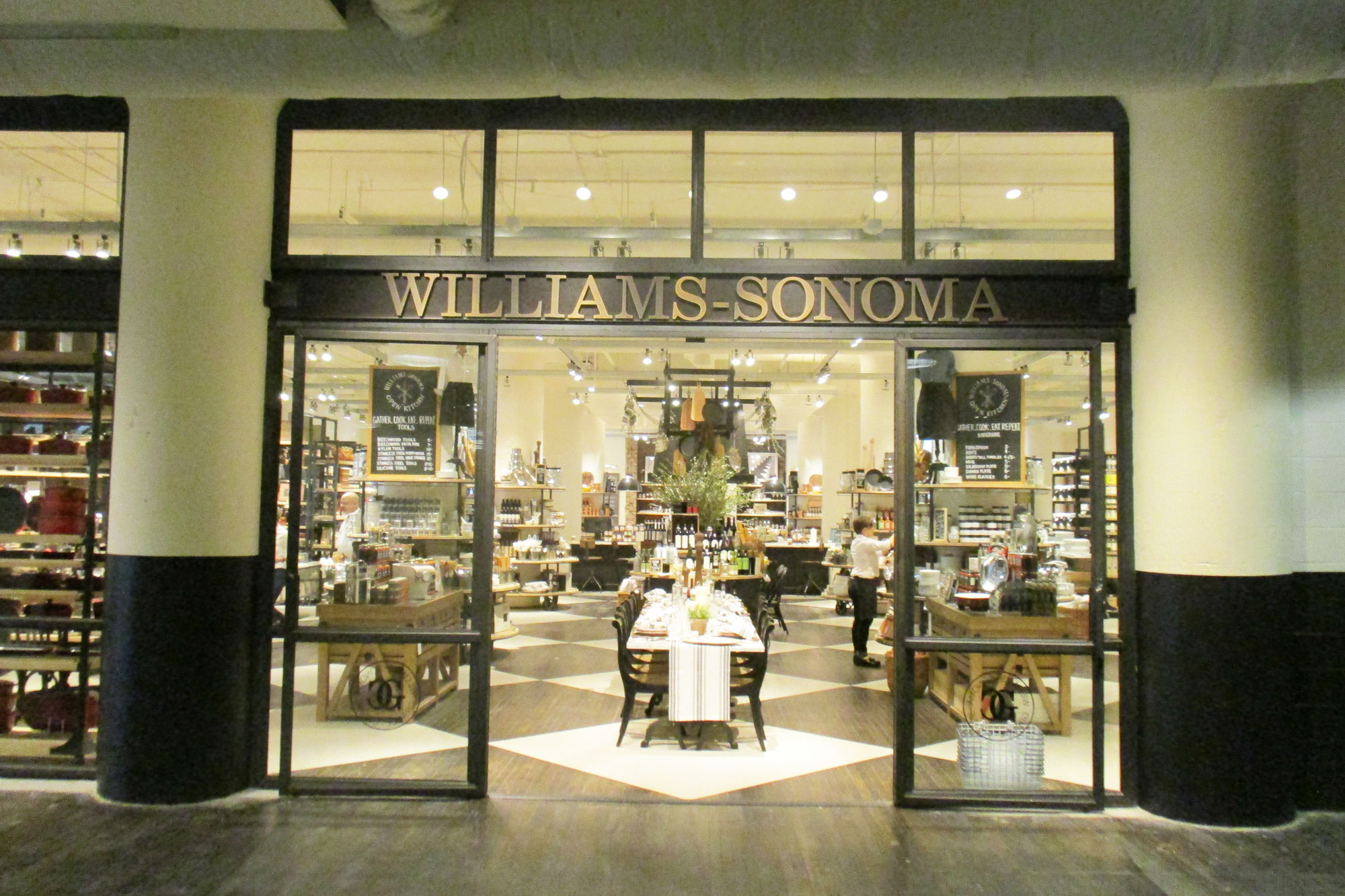 Shopping at Williams-Sonoma in the Historic Town of Sonoma