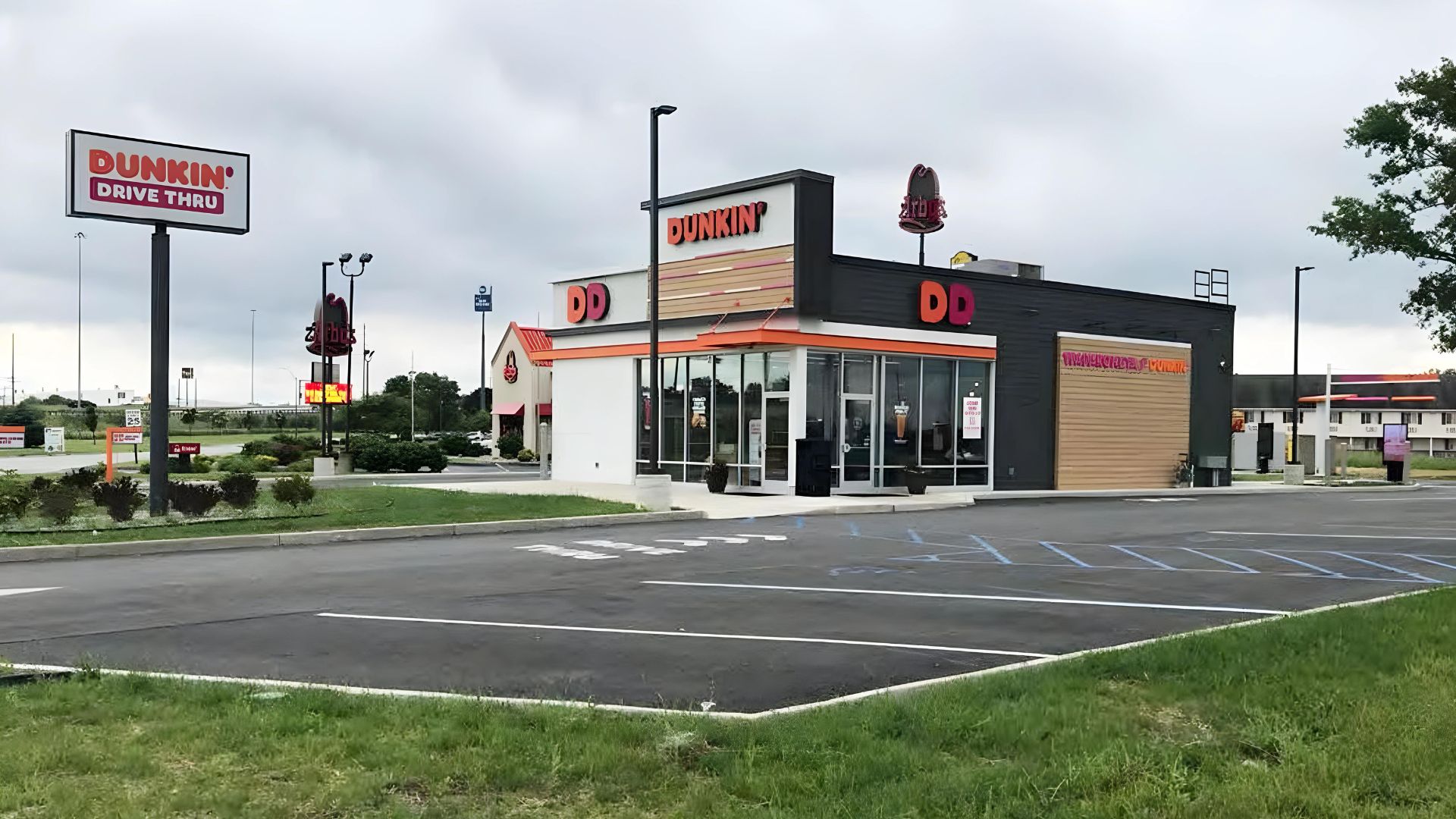 Dunkin Wapakoneta OH Store Front with Signage