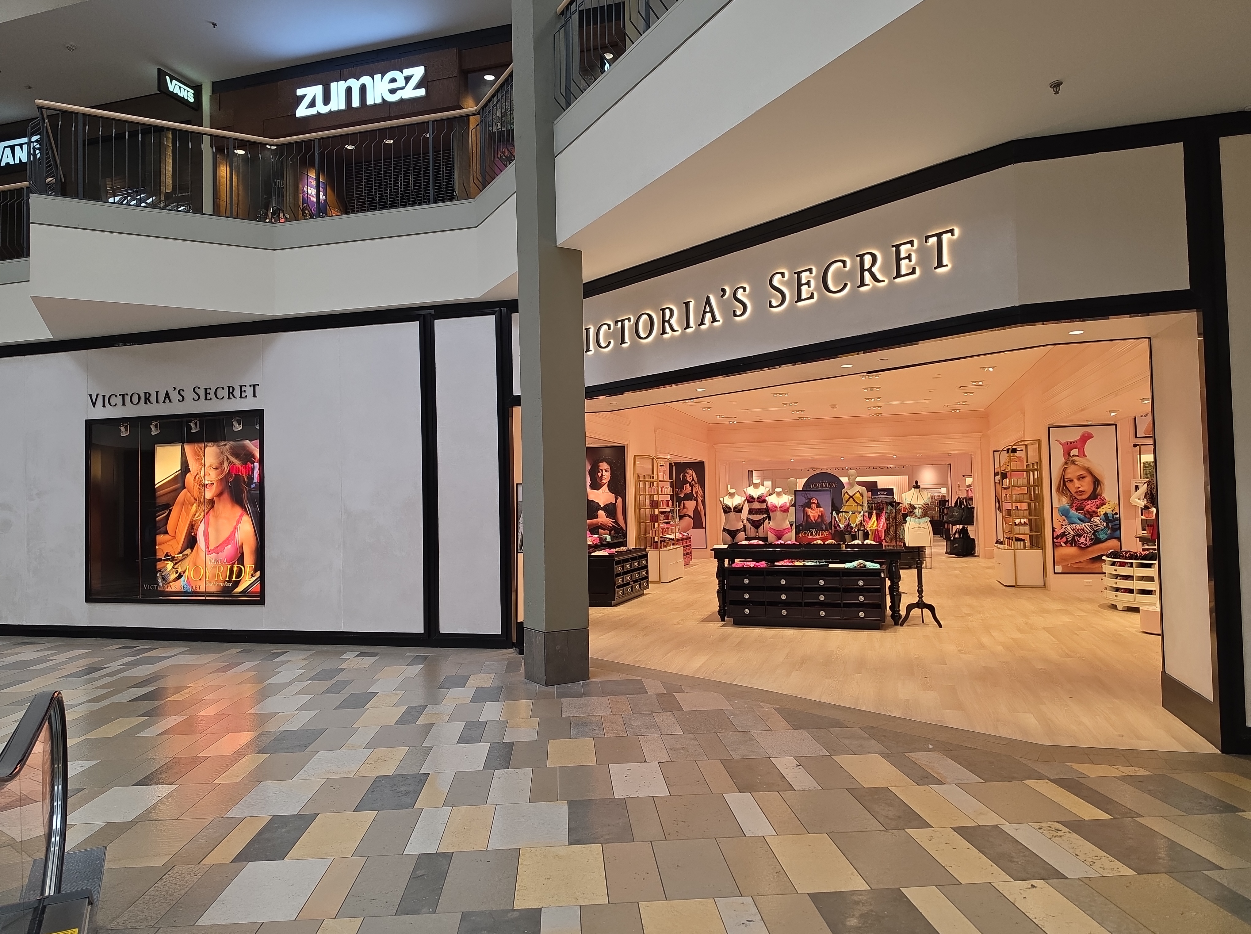 Victorias Secret Storefront Construction at Beachwood Place Mall